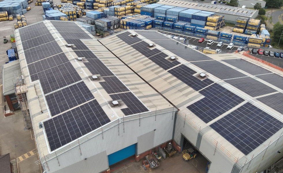China registró 212 GW de adiciones fotovoltaicas en el primer semestre de 2025, la fotovoltaica comercial e industrial aumentó un 135 % interanual.