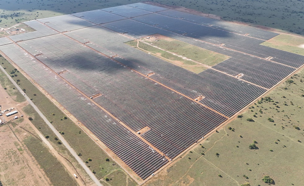 ¡La generación de energía fotovoltaica se está implementando en aeropuertos de todo el mundo! ¿No sólo en tejados y paredes, sino también en sustitución de vallas?