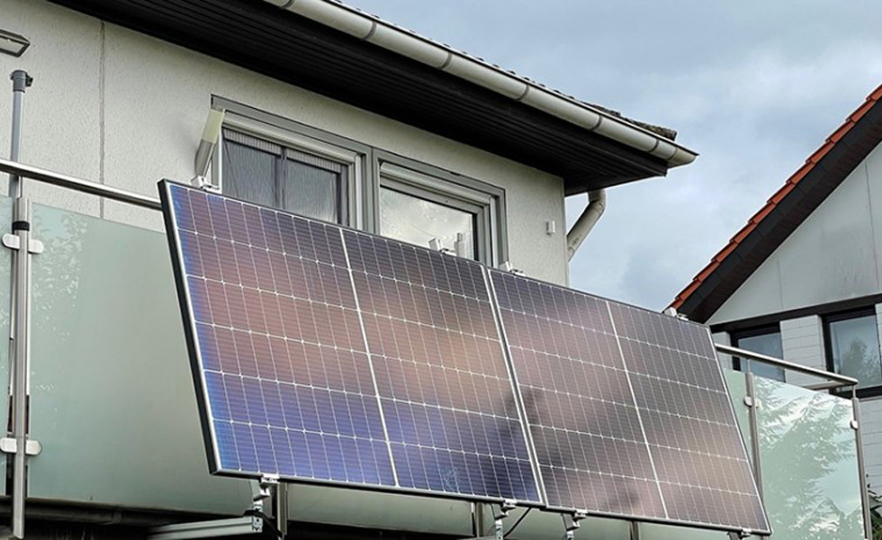 Mini estación de paneles solares en el balcón
