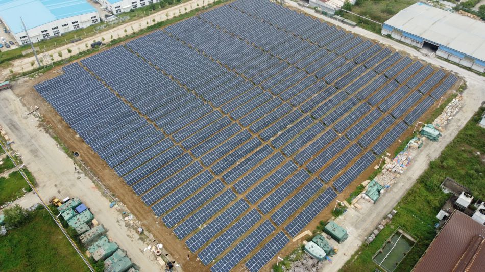 Finalización de una central fotovoltaica montada en tierra de 3.6MW para una fábrica de vidrio en el condado de Fengyang, ciudad de Chuzhou, provincia de Anhui, China.