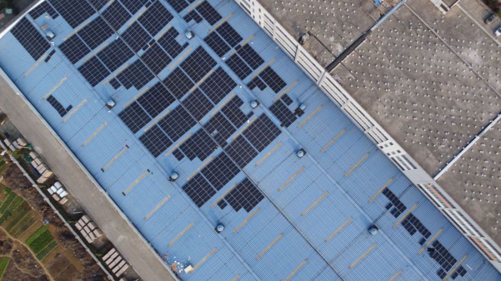 El proyecto de la estación de energía fotovoltaica del techo de 1.78MW de la fábrica de impresión YUTONG en la ciudad de Hefei, provincia de Anhui, China está en construcción.