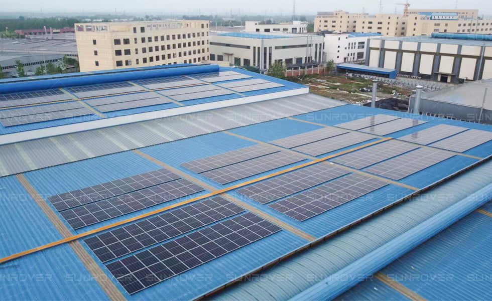 El proyecto de planta de energía fotovoltaica distribuida en techo de 700KW en China se conectó oficialmente a la red