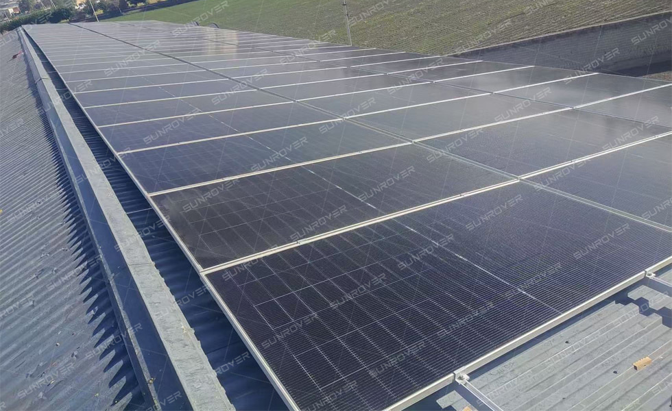 El sistema conectado a la red de 50 kW de Uzbekistán se enciende con paneles solares SUNROVER