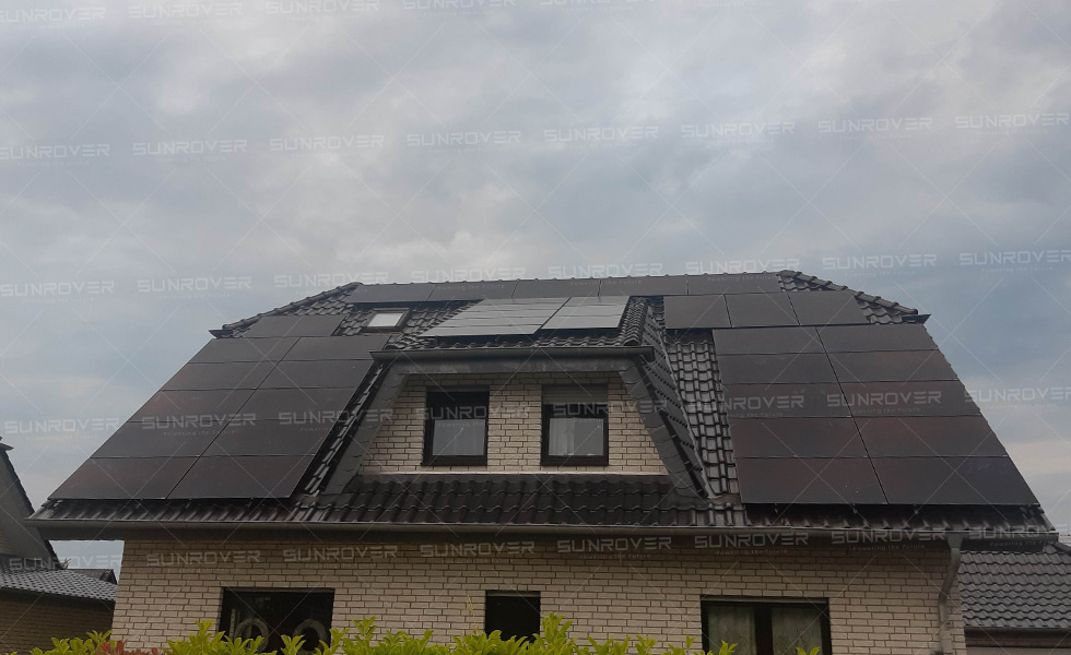 Exhibición del sistema solar de techo con panel solar Sunrover de clientes alemanes