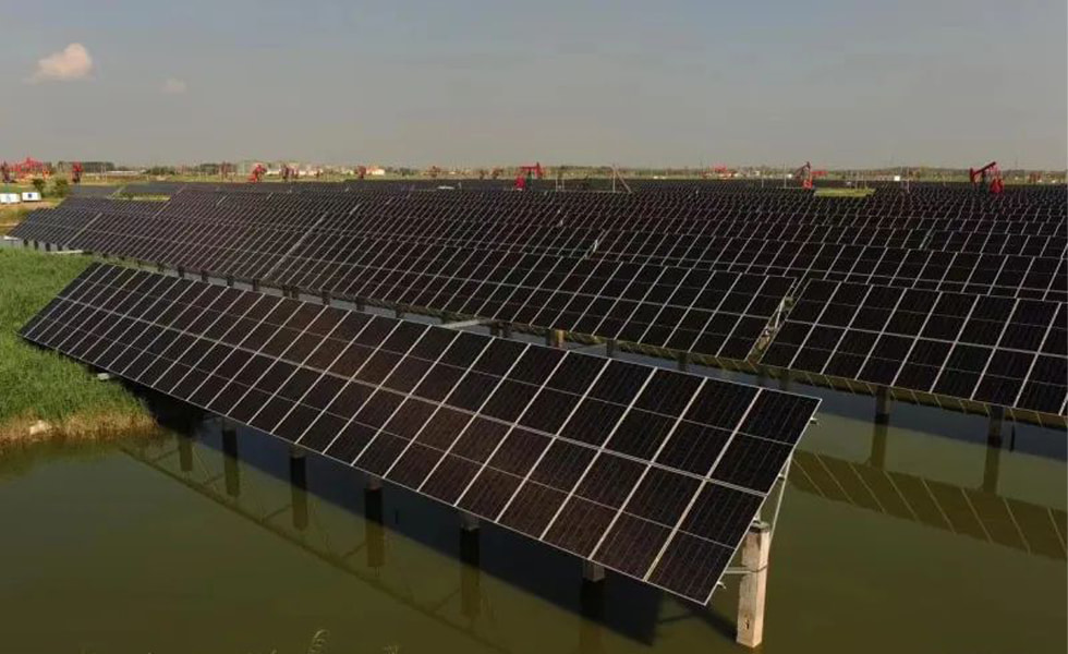 petrochina's el primer proyecto fotovoltaico de superficie de agua se conecta a la red en el campo petrolífero de daqing para generar electricidad
