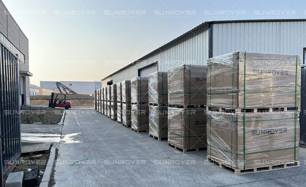 ¡Los paneles solares de 430 W totalmente negros con tejas de SUNROVER están empaquetados en cajas y se enviarán pronto a Noruega!
    